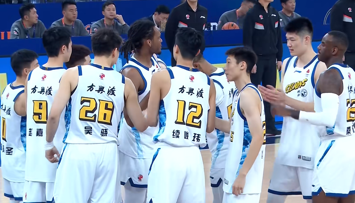 星空体育官网-CBA疯狂一夜：上海18连胜，广东+北京造惨案，广厦逆转，排名如下